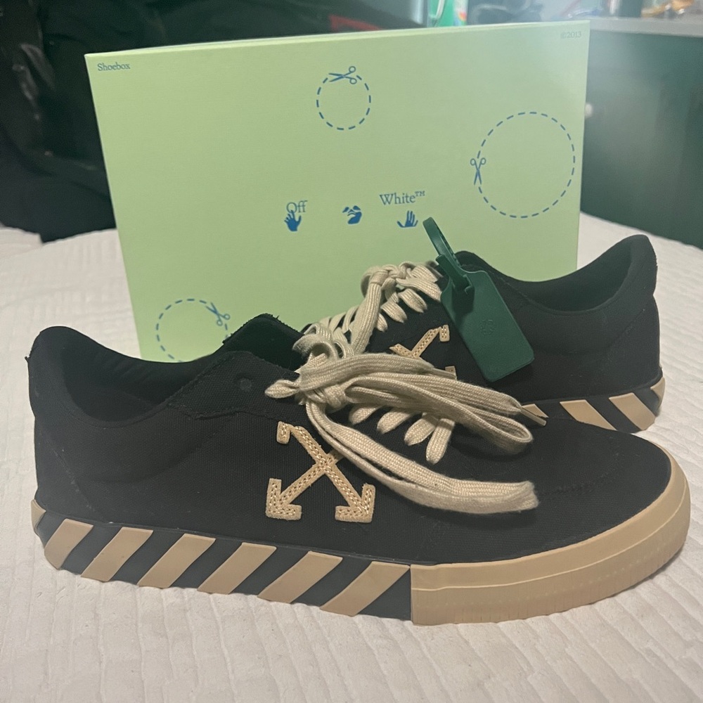 Men’s Off White Low Vulcanized Canvas Sneakers